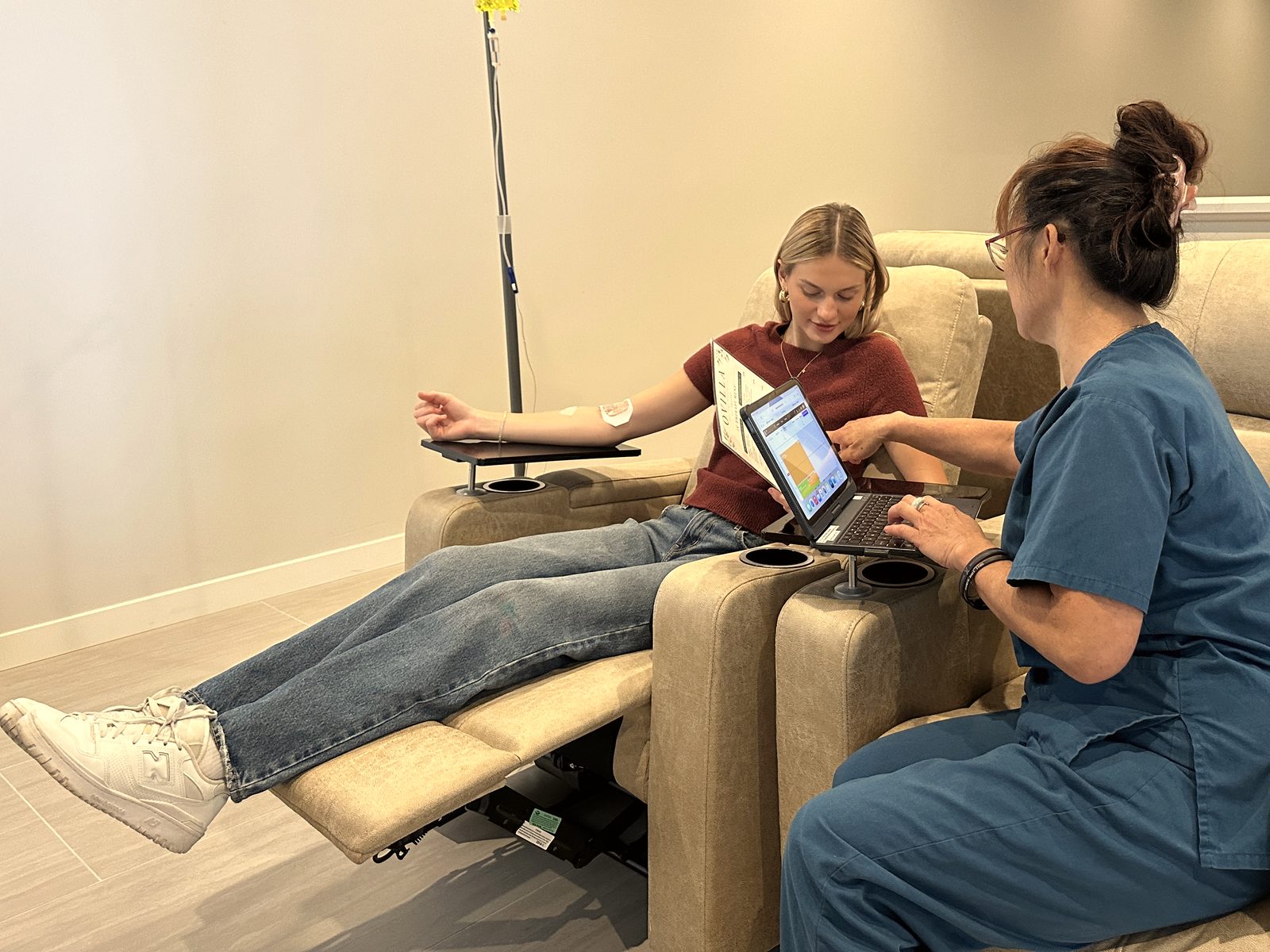 Ovilla clinician monitoring a client during therapy
